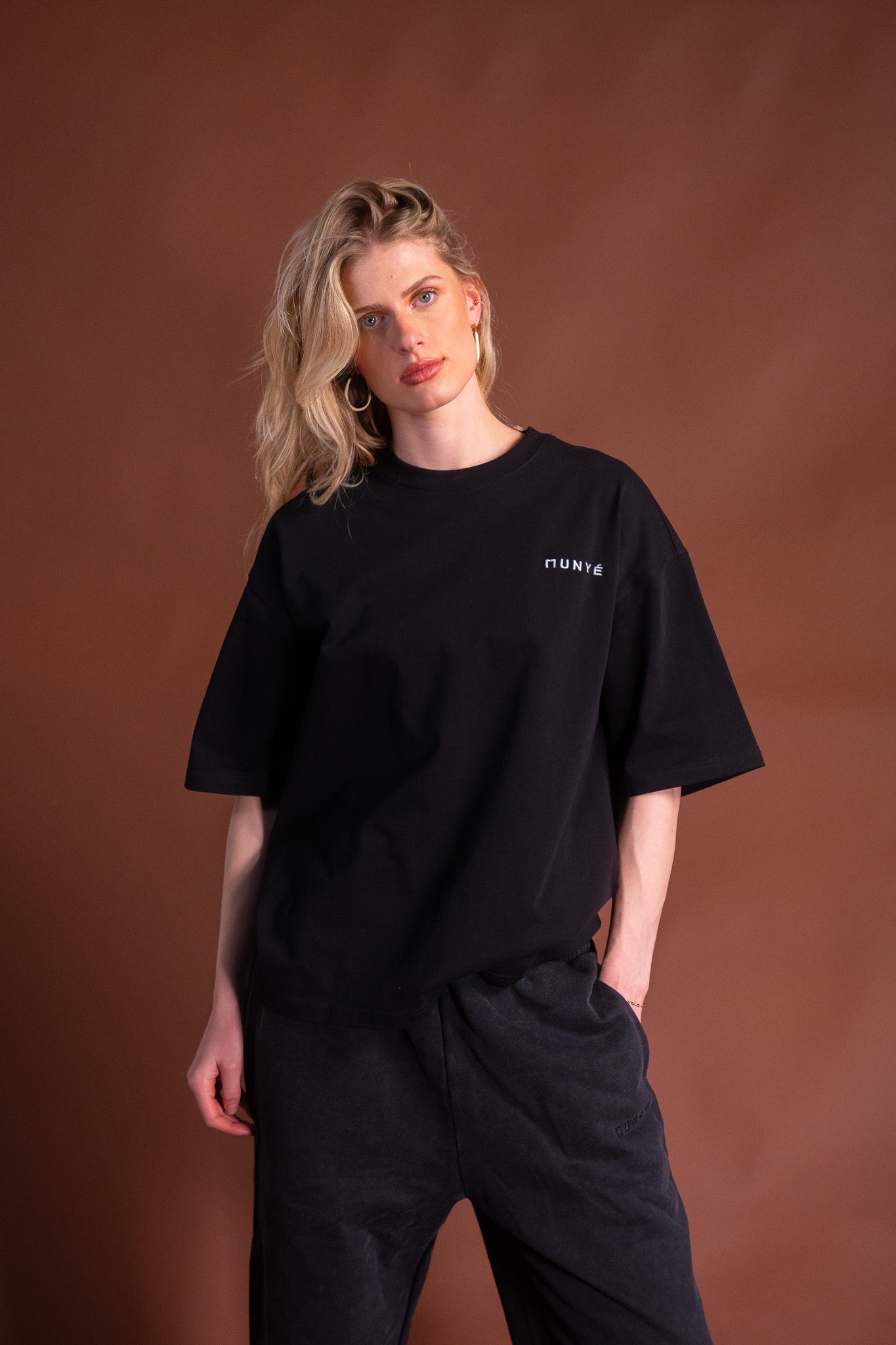 MUNYÉ Capital Tee - Black